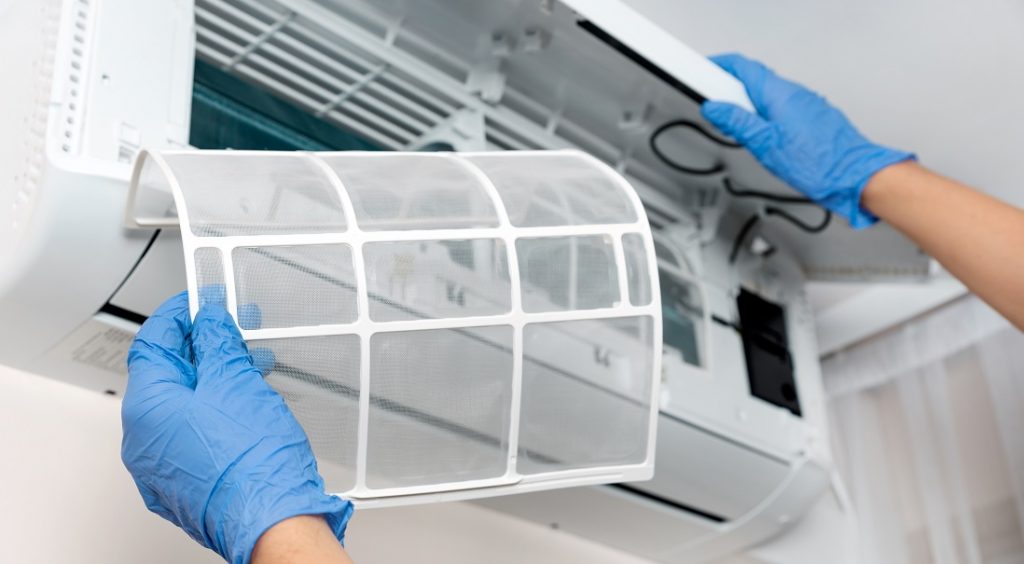 A limpeza dos filtros do ar-condicionado é fundamental para a vida útil do aparelho.