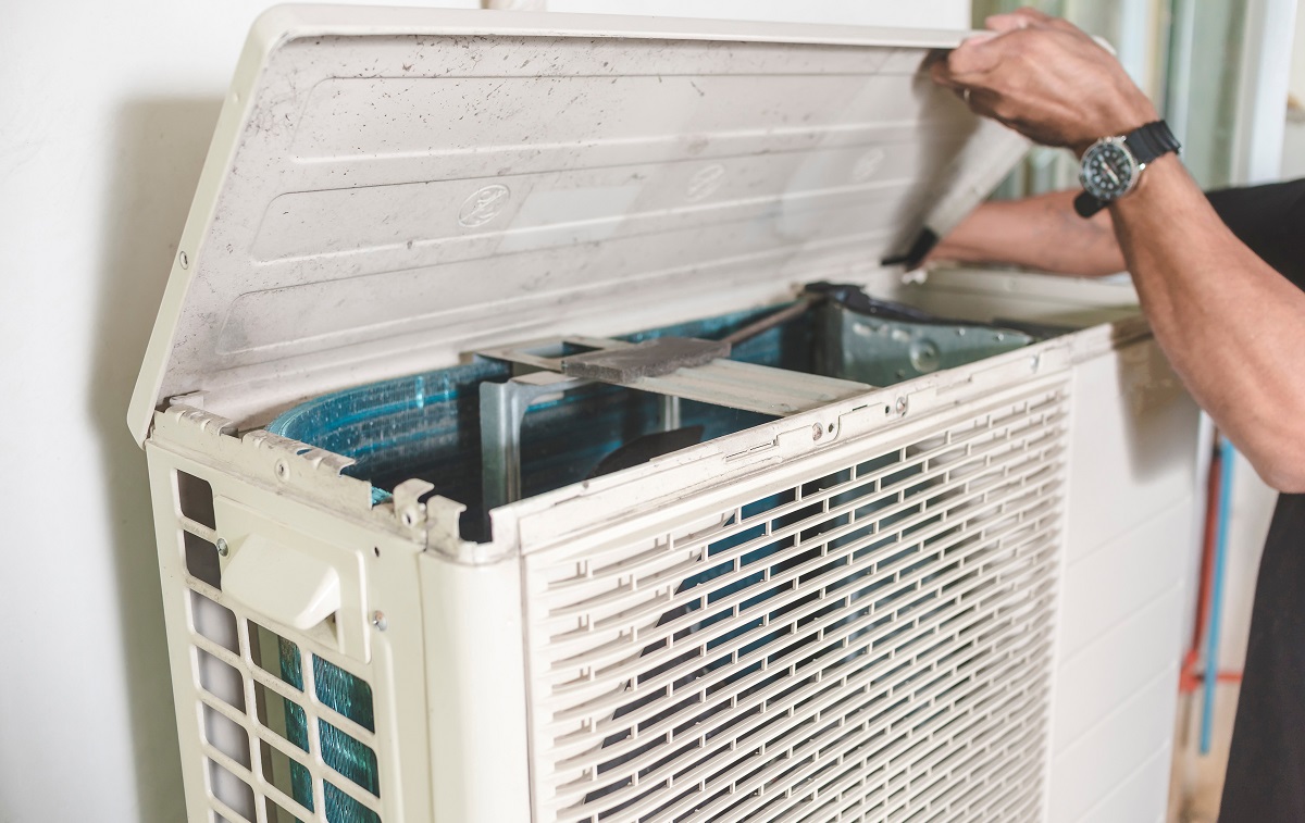 Ajustando o filtro secador de um ar-condicionado para a proteção do compressor