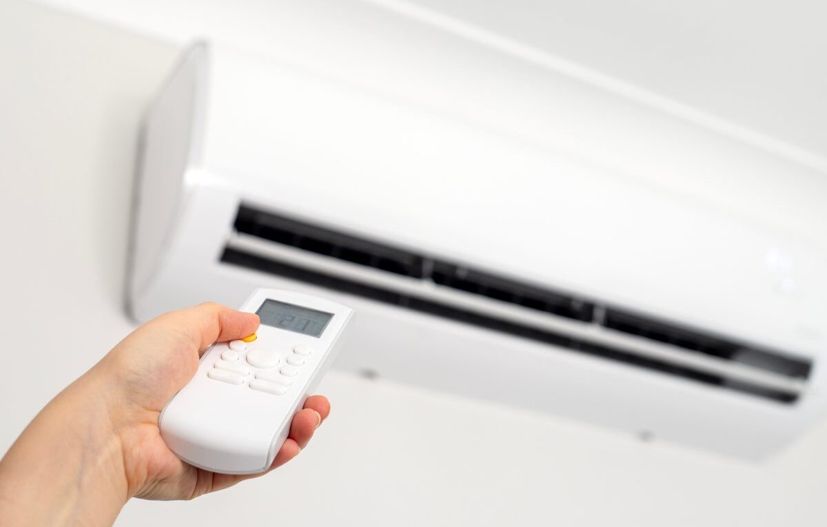 Ar-condicionado liga e desliga: controle remoto apontado para split de parede