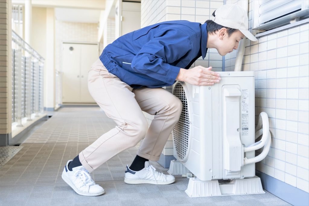 Mas instalar a condensadora em lugar fechado é um grande problema?