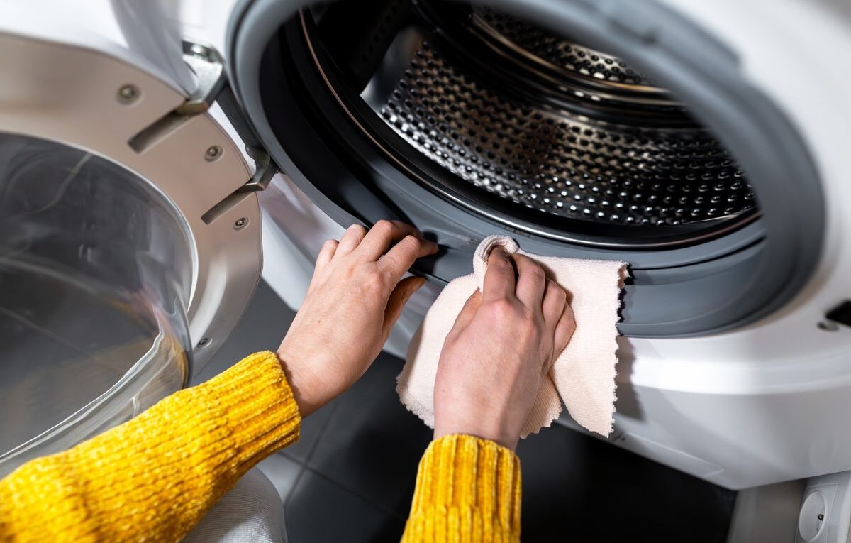 Cheiro ruim na lavadora? limpeza do cesto e cuidados que evitam mofo