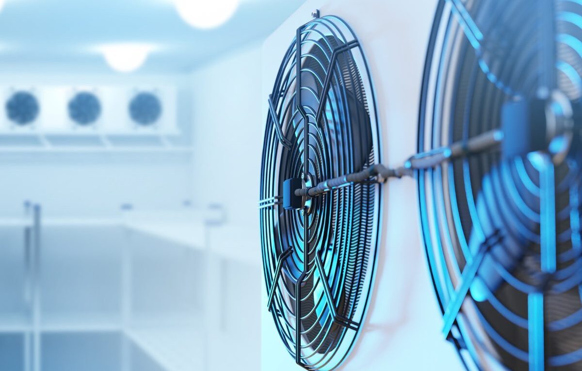 Evaporador congelando câmara fria com ventiladores industriais em ambiente refrigerado.