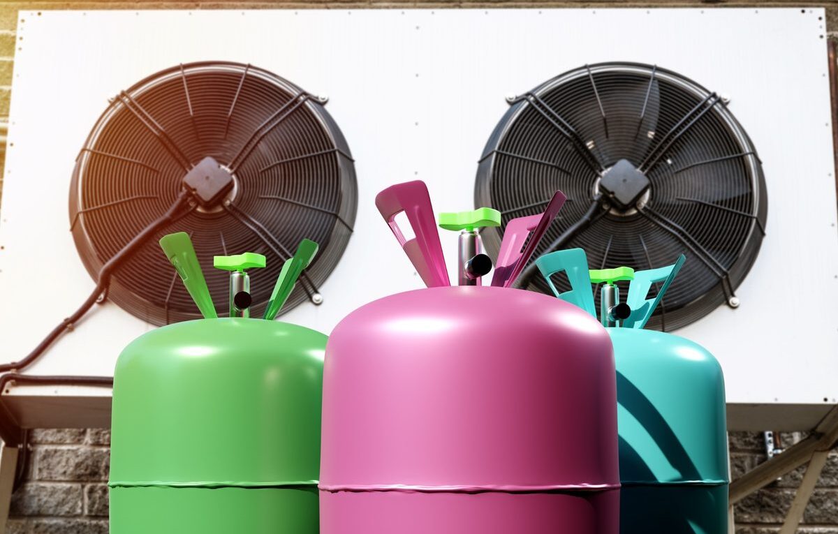 transporte cilindro refrigerante com cilindros coloridos em área de refrigeração industrial