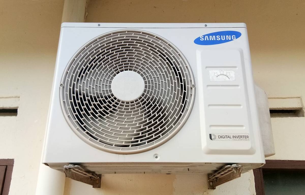 Condensadora Samsung Digital Inverter instalada em parede externa, referência para diagnóstico de código de erro ar-condicionado Samsung