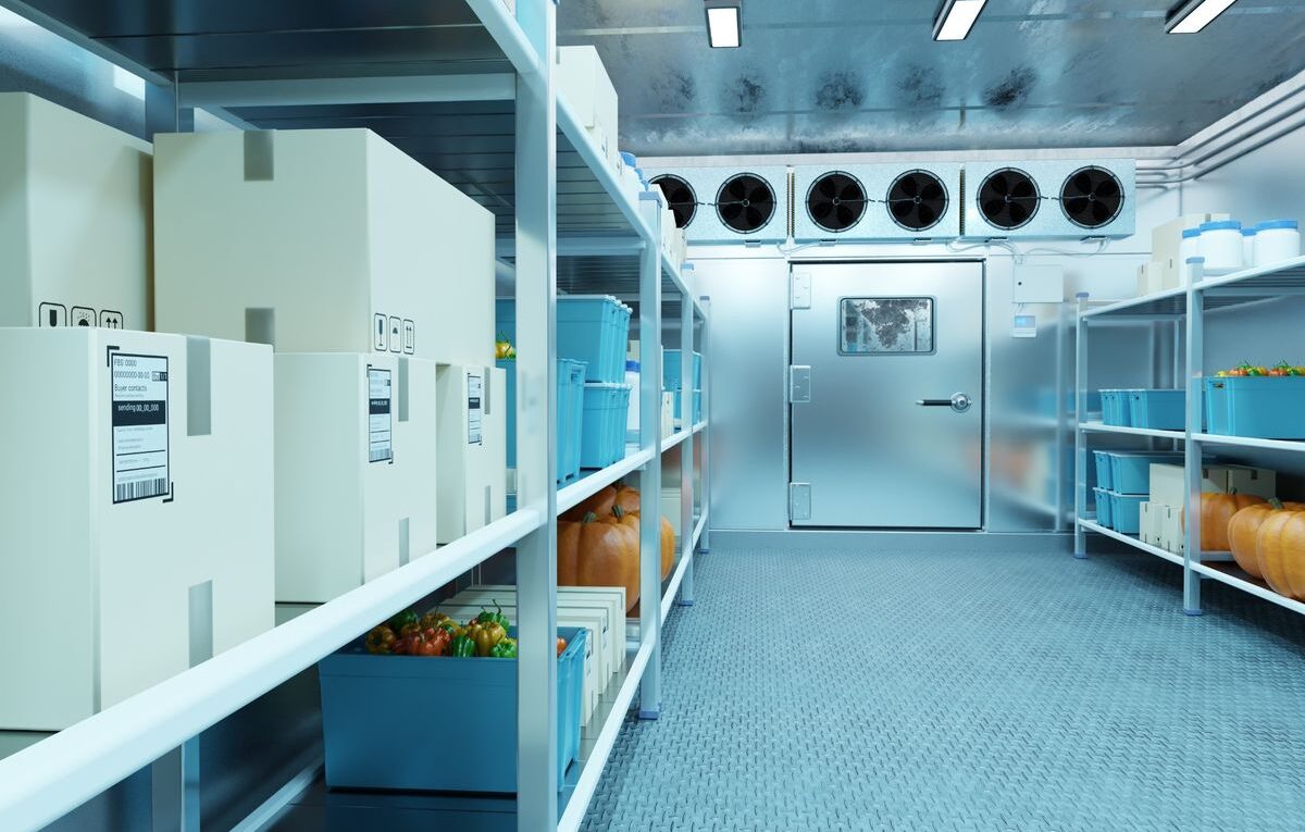 vedação porta câmara fria com prateleiras e sistema de refrigeração