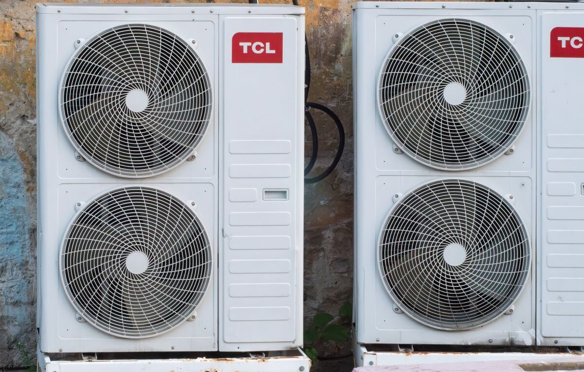 Unidades externas de ar-condicionado TCL instaladas em parede para diagnóstico de código de erro.