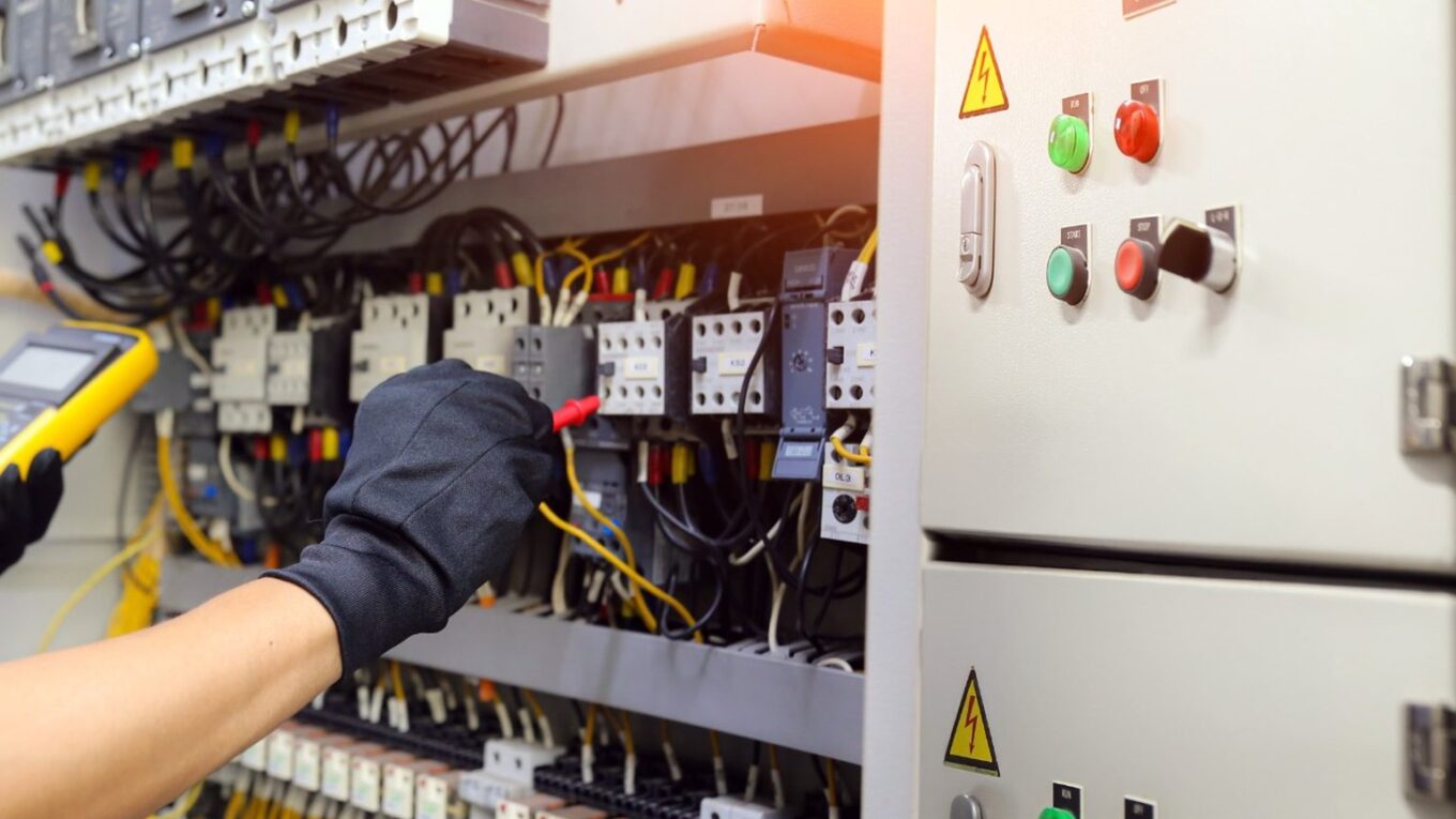 Técnico realiza medição em quadro elétrico para dimensionar disjuntor e cabo de ar-condicionado split.