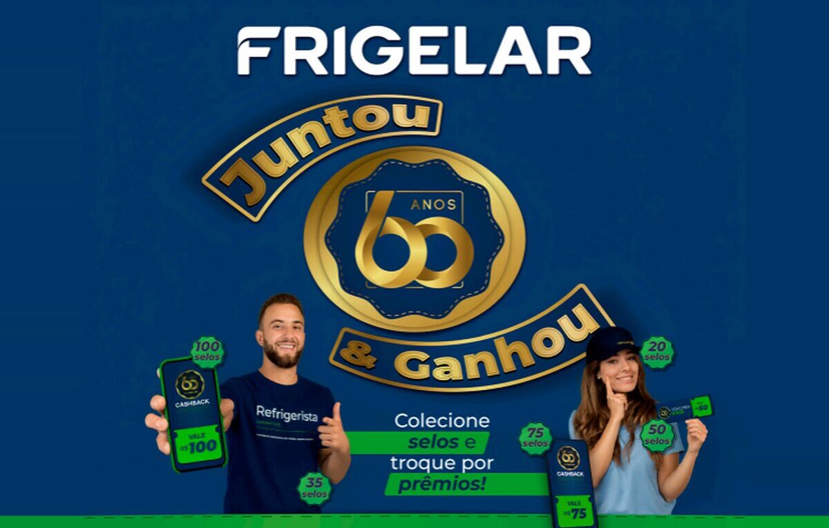 Homem e mulher na campanha Juntou e Ganhou Frigelar com cartelas e prêmios por selos