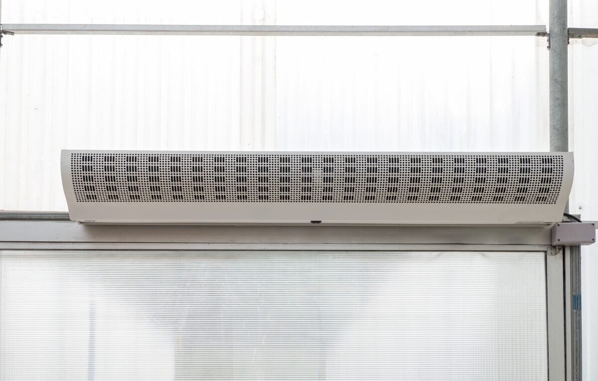 Cortina de ar instalada acima de uma abertura durante inspeção de manutenção