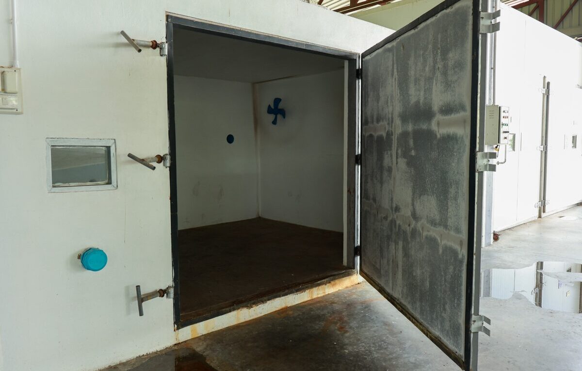 Porta giratória de câmara fria aberta em instalação industrial